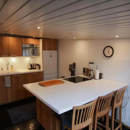 Spacious Dutch Houseboat Bådhotel