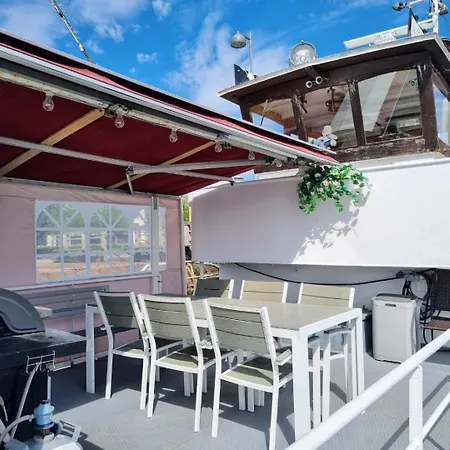 Spacious Dutch Houseboat Bådhotel *