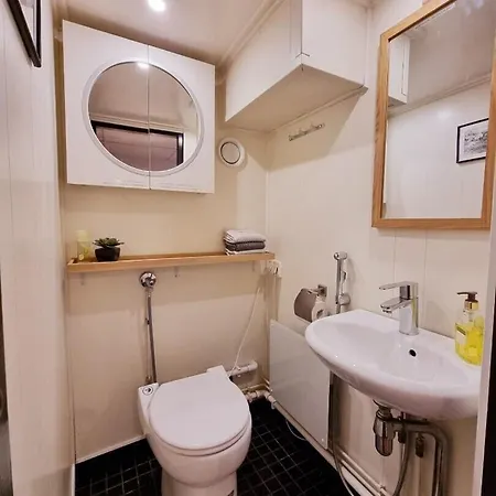 Spacious Dutch Houseboat Πλωτό κατάλυμα
