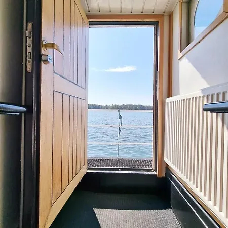 Spacious Dutch Houseboat 船屋 赫尔辛基