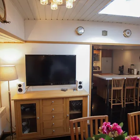 Spacious Dutch Houseboat * Ελσίνκι