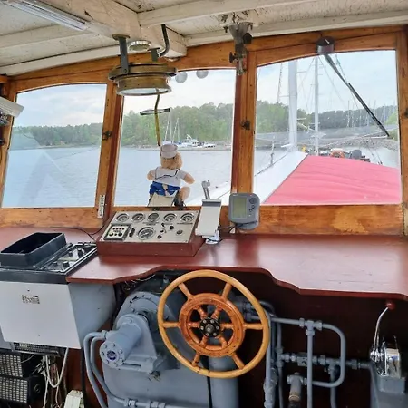 Spacious Dutch Houseboat *