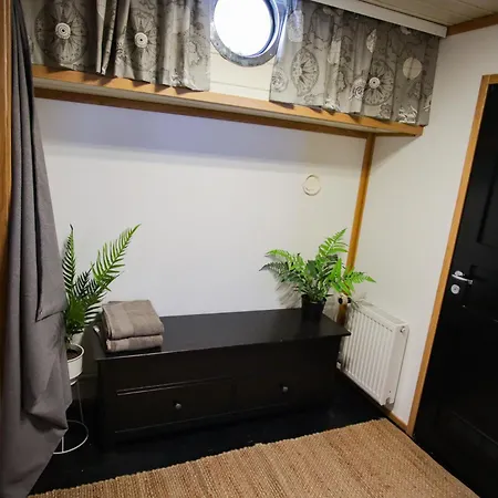 Spacious Dutch Houseboat 赫尔辛基