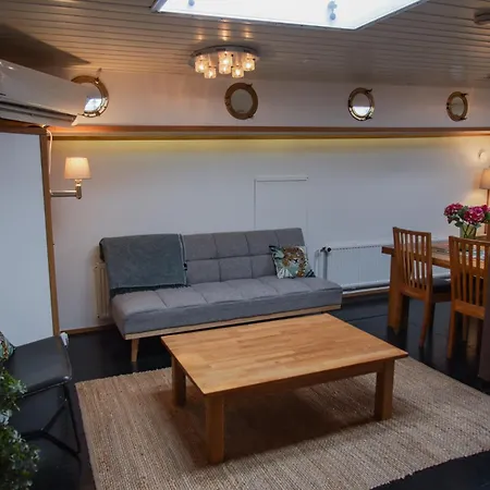 Spacious Dutch Houseboat 赫尔辛基