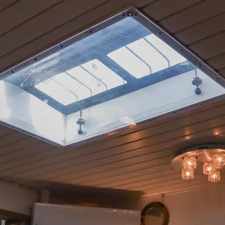 Spacious Dutch Houseboat 船屋 赫尔辛基