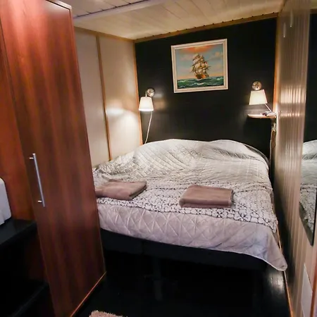 Spacious Dutch Houseboat 船屋 *