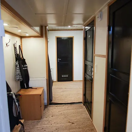 Spacious Dutch Houseboat 赫尔辛基