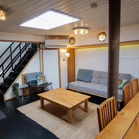 船屋 Spacious Dutch Houseboat 赫尔辛基
